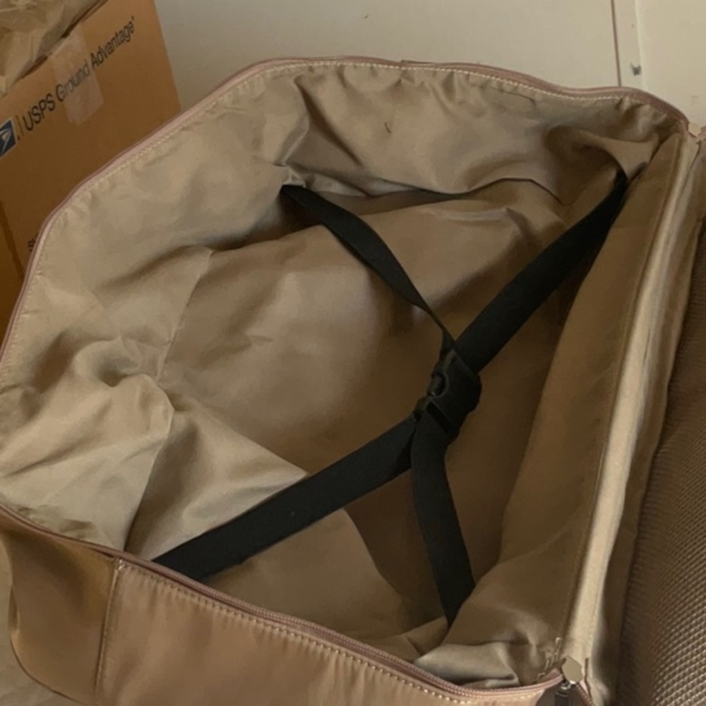 Avon Weekender Travel Bag - Picture 7 of 12